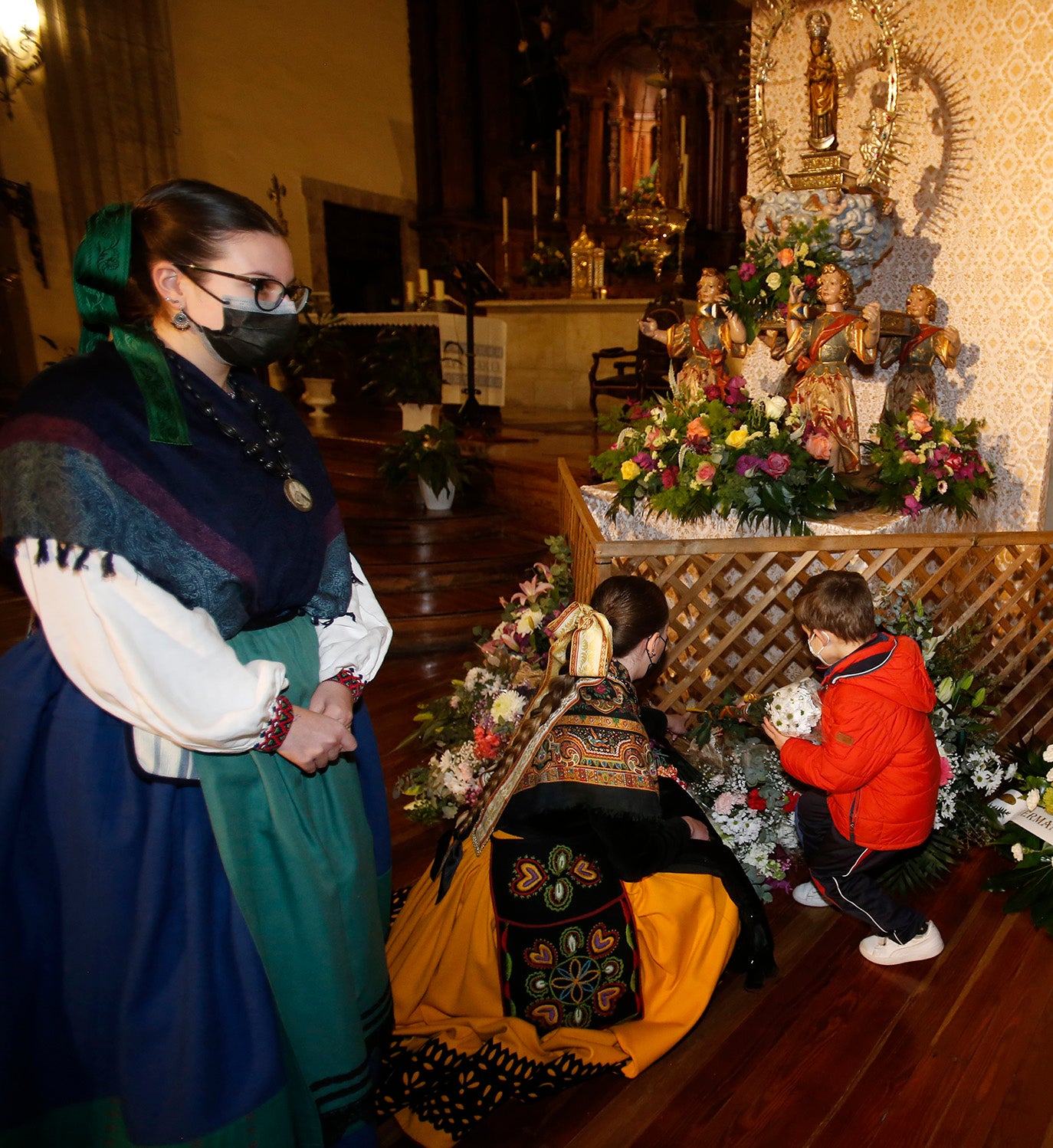 Los palentinos dejan sus flores a la Virgen la Calle en la iglesia de La Compañia