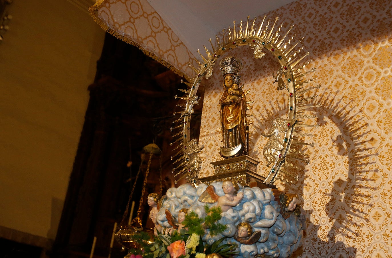 Los palentinos dejan sus flores a la Virgen la Calle en la iglesia de La Compañia