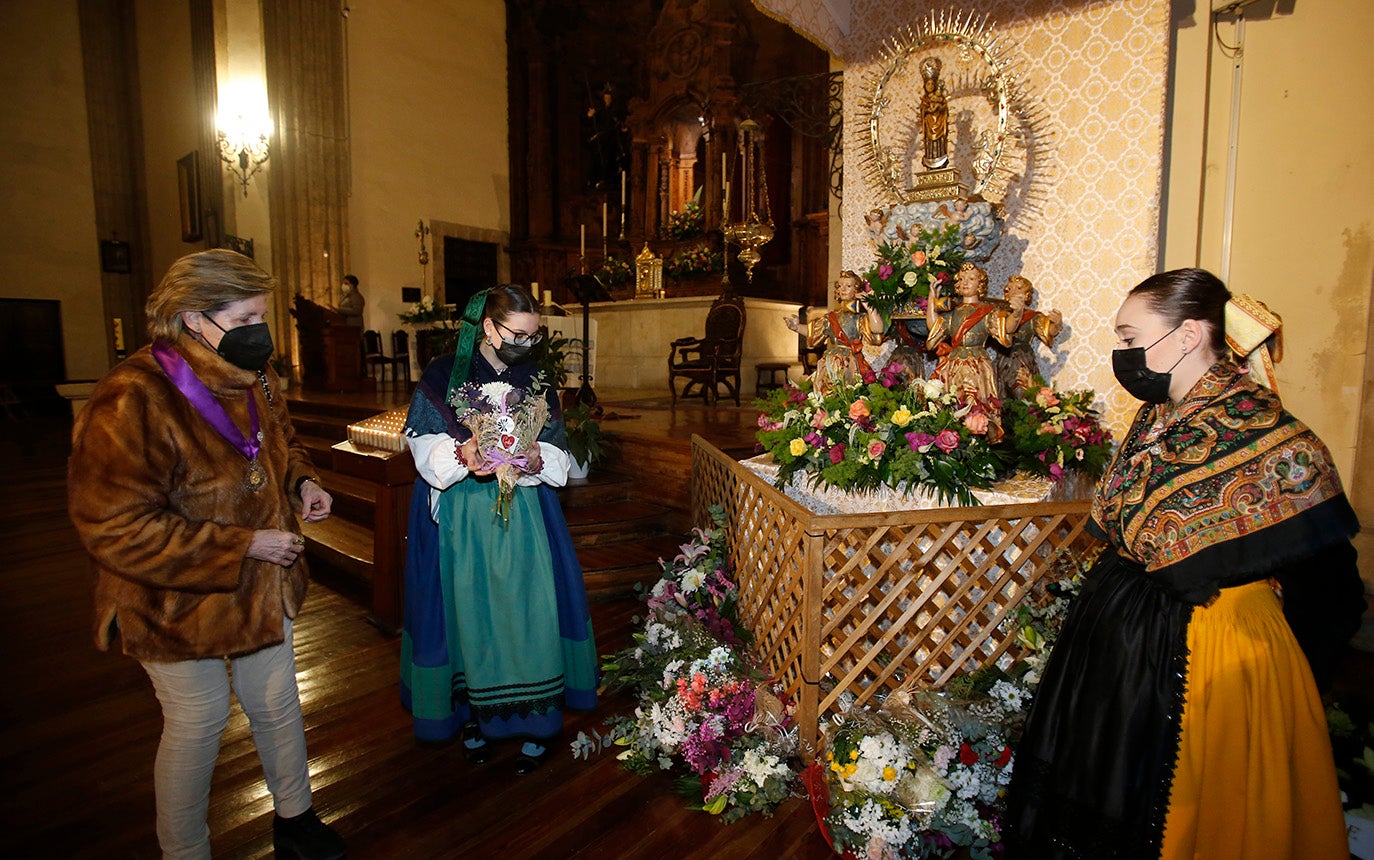 Los palentinos dejan sus flores a la Virgen la Calle en la iglesia de La Compañia