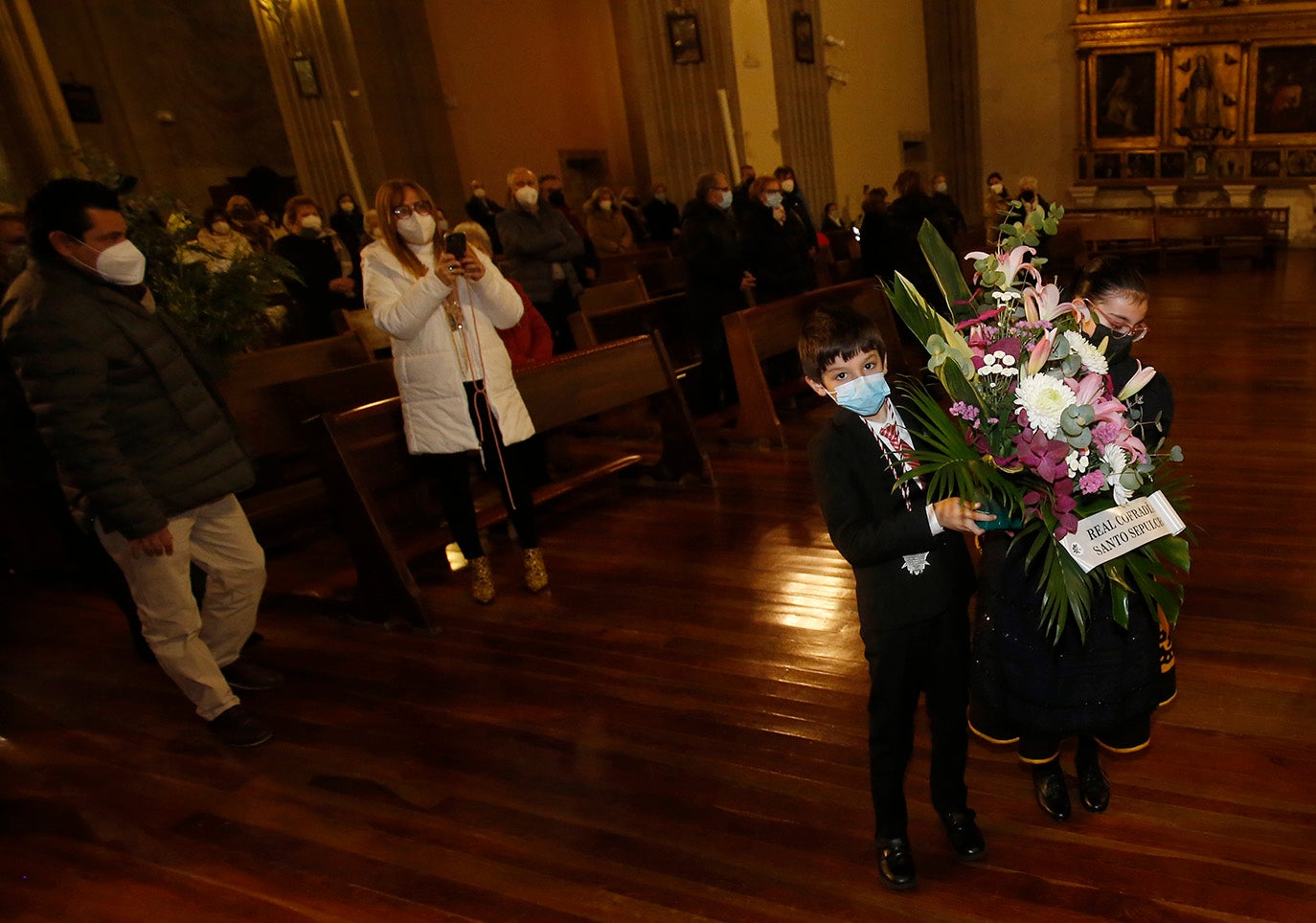 Los palentinos dejan sus flores a la Virgen la Calle en la iglesia de La Compañia