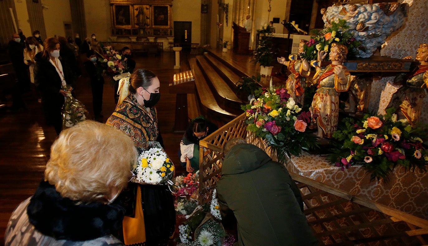 Los palentinos dejan sus flores a la Virgen la Calle en la iglesia de La Compañia