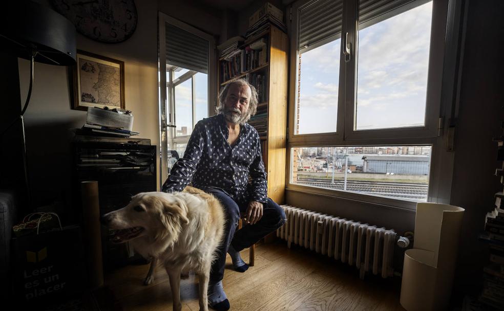 Arturo Dueñas, con Hugo, en el salón de su casa, donde ha terminado el montaje del corto con el que aspira a un premio Goya. 