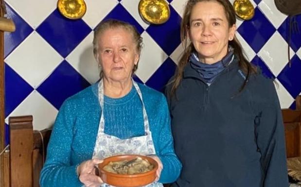 Imagen principal - Juliana y Yolanda con el plato ya cocinado, los ingredientes y el momento en el que se elabora el hígado. 