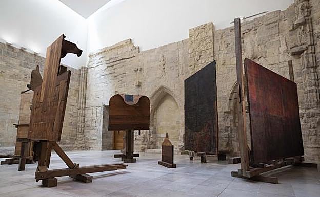 Instalación de Jacobo Castellano para la Capilla de los Fuensaldaña, dentro de su exposición 'Las calles y los cuerpos'.
