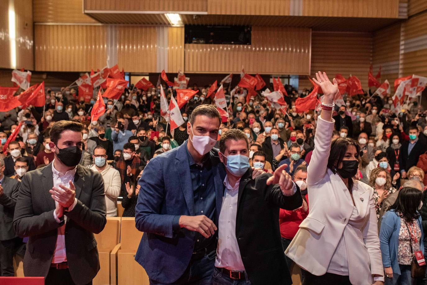 Antidio Fagúndez, Pedro Sánchez, Luis Tudanca y Ana Sánchez, tras terminar el acto en el Teatro Ramos Carrión de Zamora. 