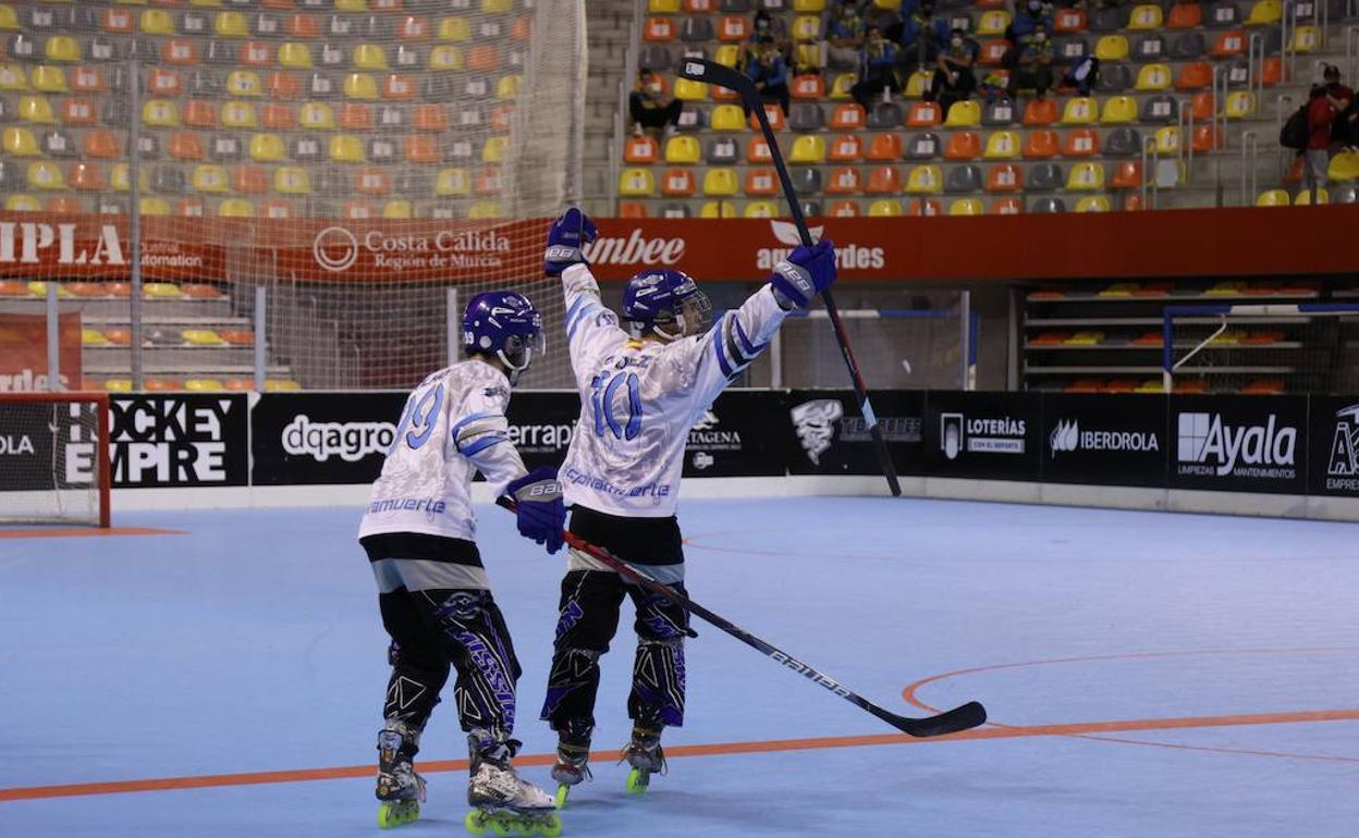Dani Díez celebra un gol en el centro de la pista. 