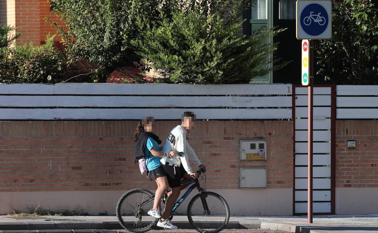 Dos jóvenes utilizan un carril bici en Palencia. 