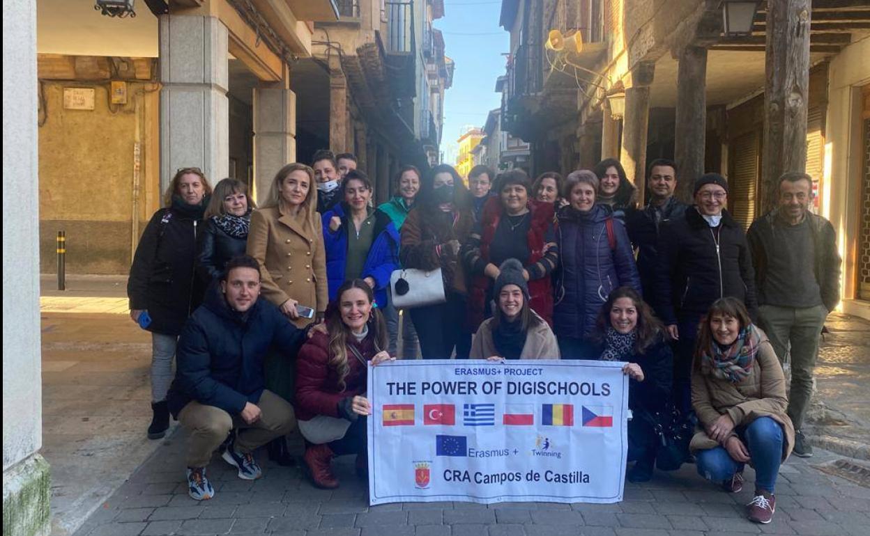 Los profesores participantes en el proyecto Erasmus posan con una pancarta.