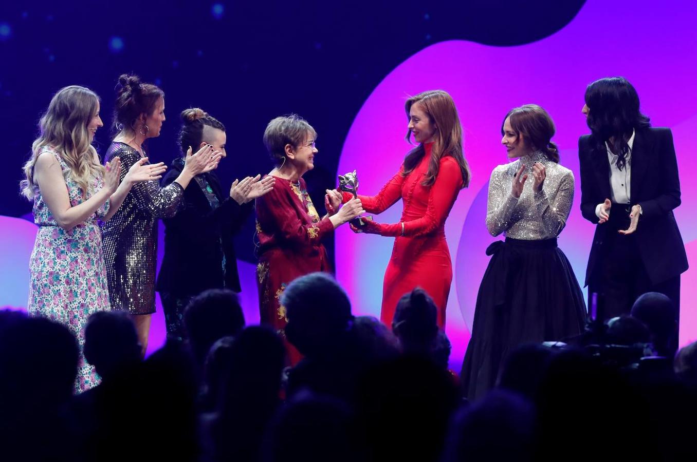 La realizadora Cecilia Bartolomé (c) recibe el "Feroz de honor" acomapañdo por las directoras Júlia de Paz, Paula Ortiz, Pilar Palomero, Neus Ballús, Ainhoa Rodríguez y Leticia Dolera