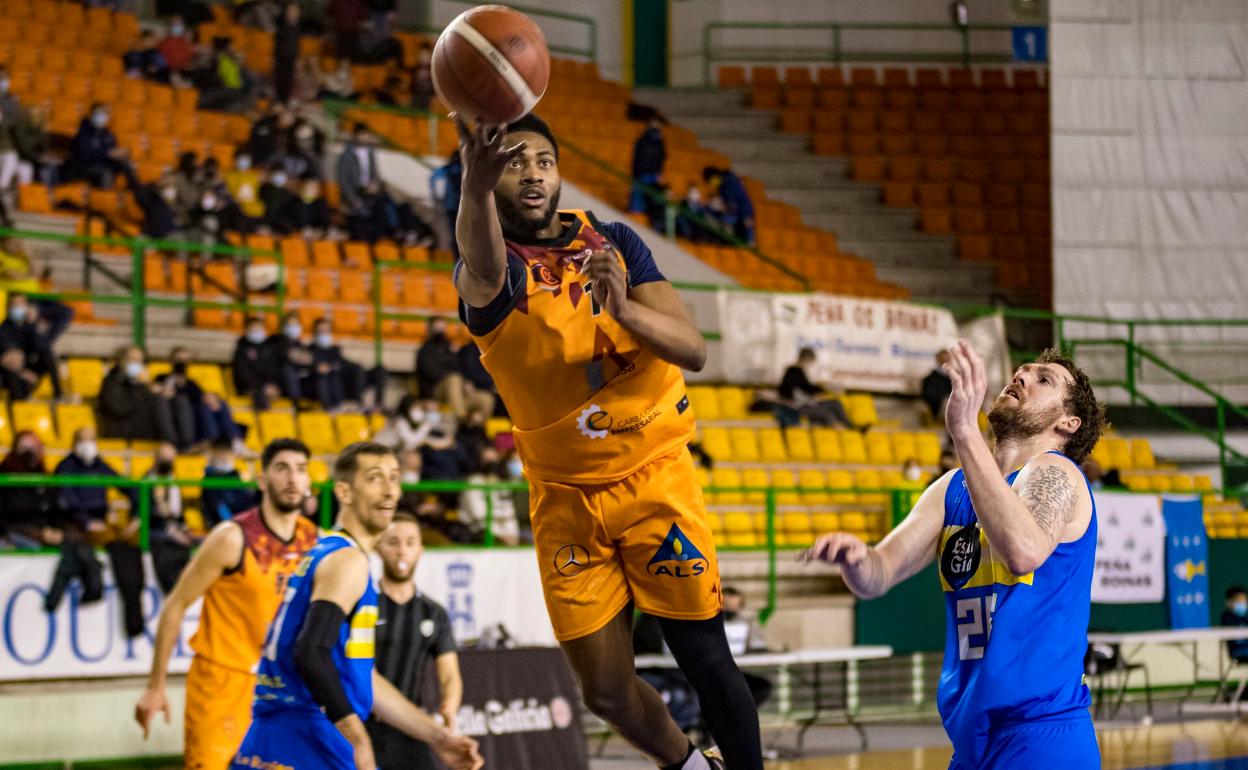 Un jugador de Aquimisa realiza una entrad aa canasta.