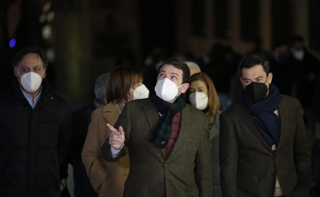 El candidato del PP a la Presidencia de la Junta de Castilla y León, Alfonso Fernández Mañueco junto a el presidente de la Junta de Andalucía, Juan Manuel Moreno Bonilla y el Secretario General del Partido Popular de Salamanca, Carlos García Carbayo. 