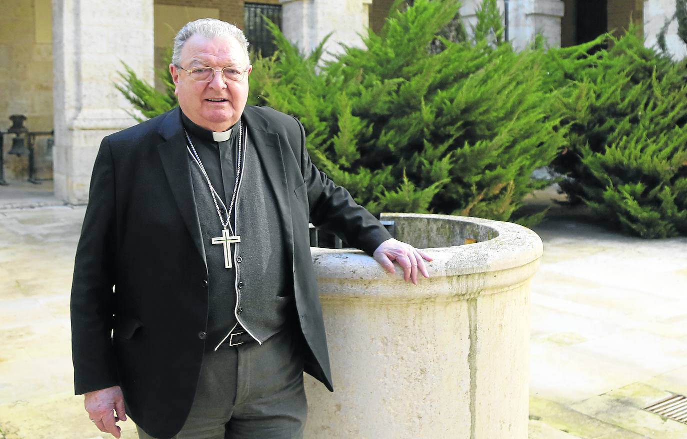 Manuel Herrero, obispo de Palencia desde 2016, esta semana en el patio del Palacio Episcopal. 