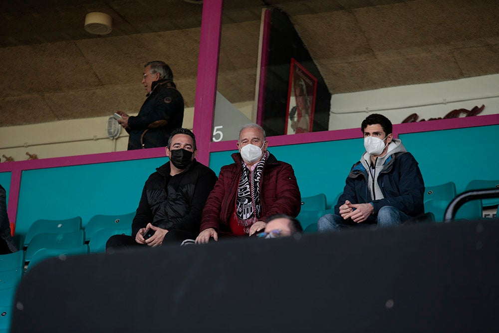 Tras un largo tiempo sin fútbol en el Helmántico, la afición charra regresaba con ilusiones renovadas. La alegría del gol de Ibán Ribeiro resultaría efímera e insuficiente para una afición que ya pide la dimisión de Antonio Calderón