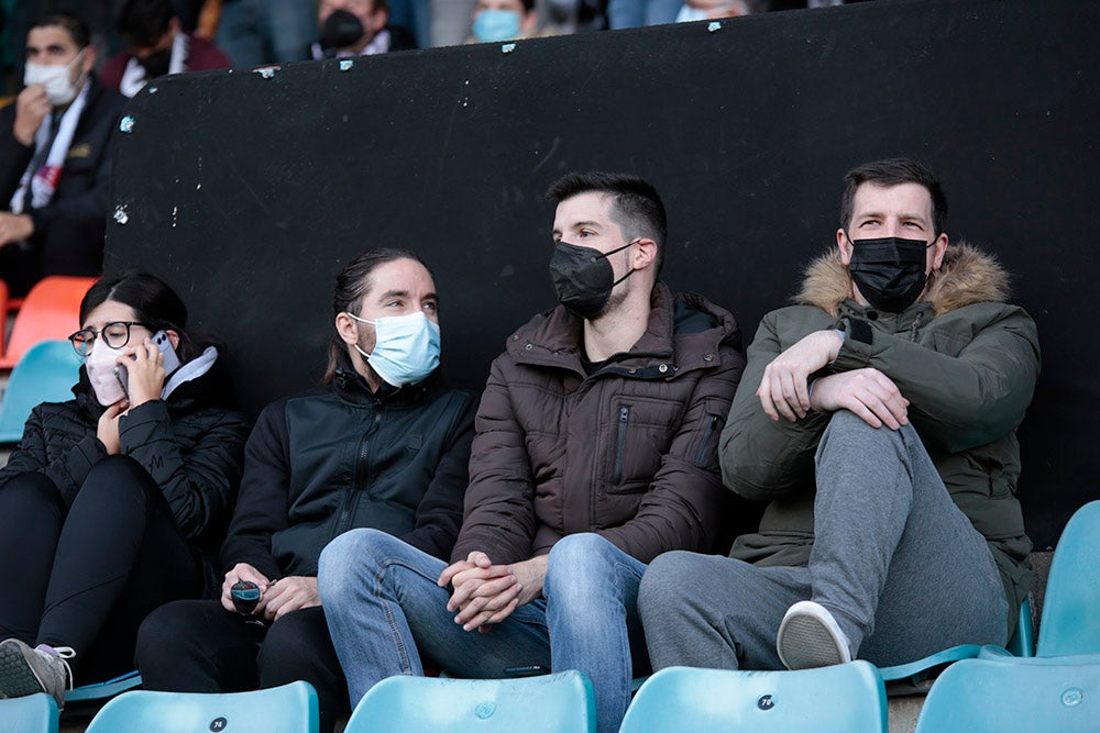 Tras un largo tiempo sin fútbol en el Helmántico, la afición charra regresaba con ilusiones renovadas. La alegría del gol de Ibán Ribeiro resultaría efímera e insuficiente para una afición que ya pide la dimisión de Antonio Calderón