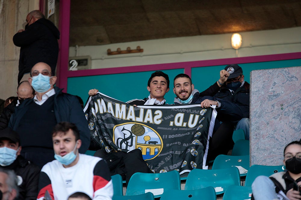 Tras un largo tiempo sin fútbol en el Helmántico, la afición charra regresaba con ilusiones renovadas. La alegría del gol de Ibán Ribeiro resultaría efímera e insuficiente para una afición que ya pide la dimisión de Antonio Calderón