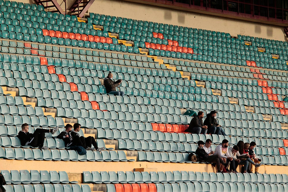 Tras un largo tiempo sin fútbol en el Helmántico, la afición charra regresaba con ilusiones renovadas. La alegría del gol de Ibán Ribeiro resultaría efímera e insuficiente para una afición que ya pide la dimisión de Antonio Calderón