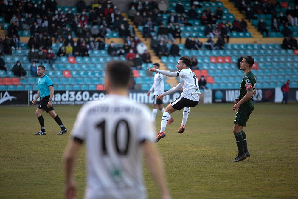 El Salamanca CF UDS, que ganaba con uno menos al Leganés B, cedió el empate en el 89 y seguirá una jornada más en posición de descenso