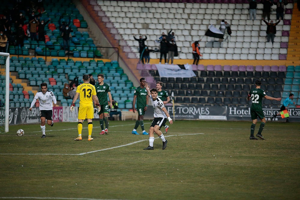 El Salamanca CF UDS, que ganaba con uno menos al Leganés B, cedió el empate en el 89 y seguirá una jornada más en posición de descenso