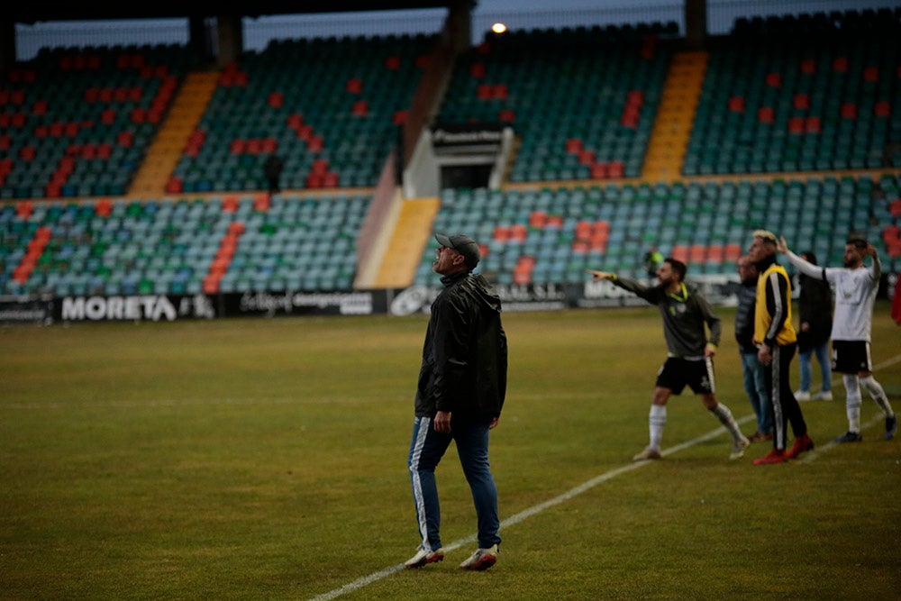 El Salamanca CF UDS, que ganaba con uno menos al Leganés B, cedió el empate en el 89 y seguirá una jornada más en posición de descenso