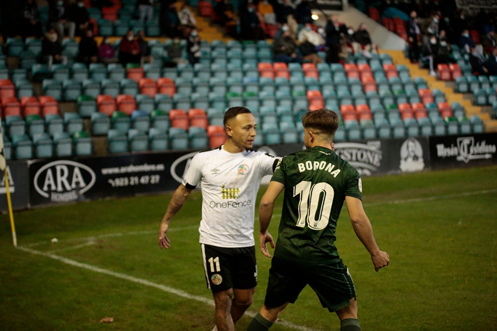 El Salamanca CF UDS, que ganaba con uno menos al Leganés B, cedió el empate en el 89 y seguirá una jornada más en posición de descenso