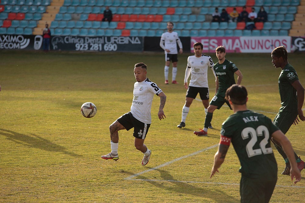 El Salamanca CF UDS, que ganaba con uno menos al Leganés B, cedió el empate en el 89 y seguirá una jornada más en posición de descenso