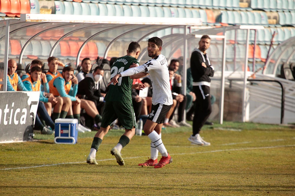 El Salamanca CF UDS, que ganaba con uno menos al Leganés B, cedió el empate en el 89 y seguirá una jornada más en posición de descenso