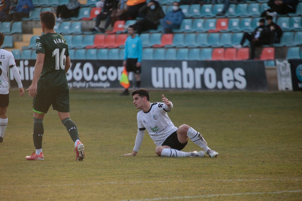 El Salamanca CF UDS, que ganaba con uno menos al Leganés B, cedió el empate en el 89 y seguirá una jornada más en posición de descenso