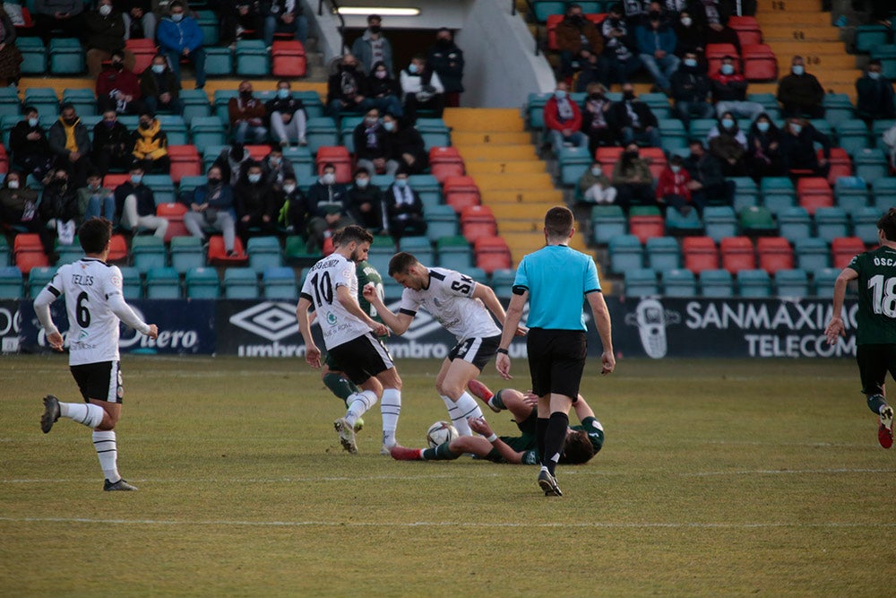 El Salamanca CF UDS, que ganaba con uno menos al Leganés B, cedió el empate en el 89 y seguirá una jornada más en posición de descenso