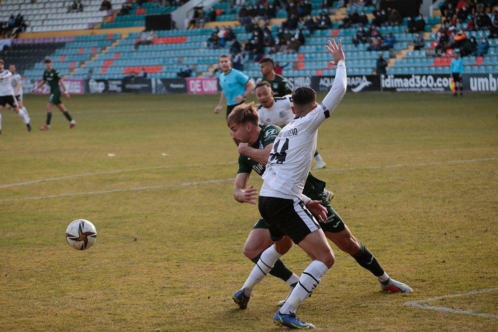 El Salamanca CF UDS, que ganaba con uno menos al Leganés B, cedió el empate en el 89 y seguirá una jornada más en posición de descenso