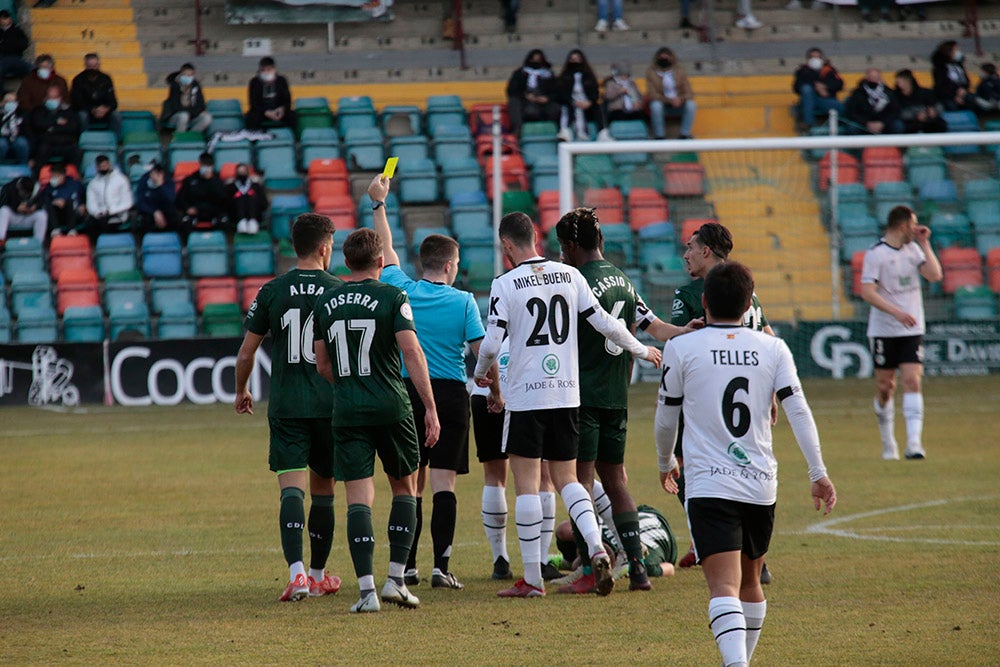 El Salamanca CF UDS, que ganaba con uno menos al Leganés B, cedió el empate en el 89 y seguirá una jornada más en posición de descenso