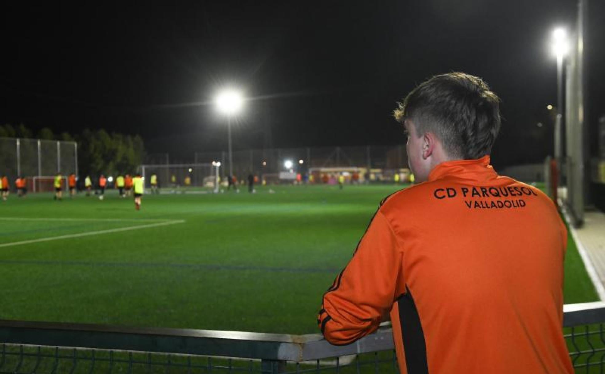 Borja Melado, de 13 años, observa al otro lado de la valla uno de los entrenamientos del CDParquesol