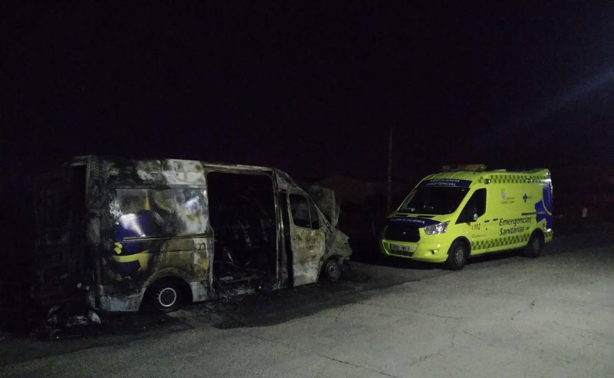 Ambulancia calcinada en Tudela de Duero (Valladolid) esta semana. 