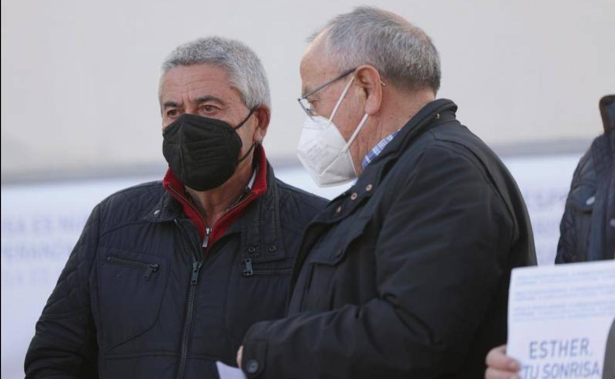 El padre de Esther López, Miguel, junto al subdelegado del Gobierno, Emilio Álvarez, en la concentración de este domingo por la tarde. 