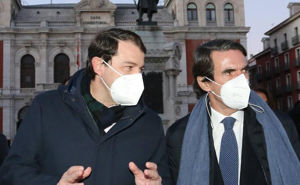 Alfonso Fernández Mañueco y José María Aznar, ayer por la tarde en la Plaza Mayor de Valladolid.