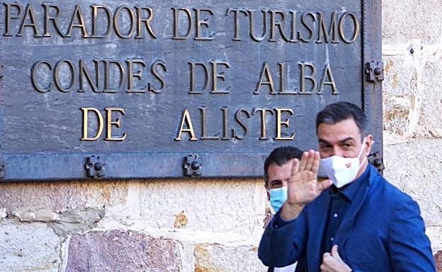 Pedro Sánchez saluda, junto a Luis Tudanca, ayer en Zamora.