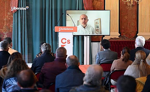 Igea, interviniendo por plasma en un mitin de Burgos al no poder acudir preencialmente por haber dado positivo en covid.