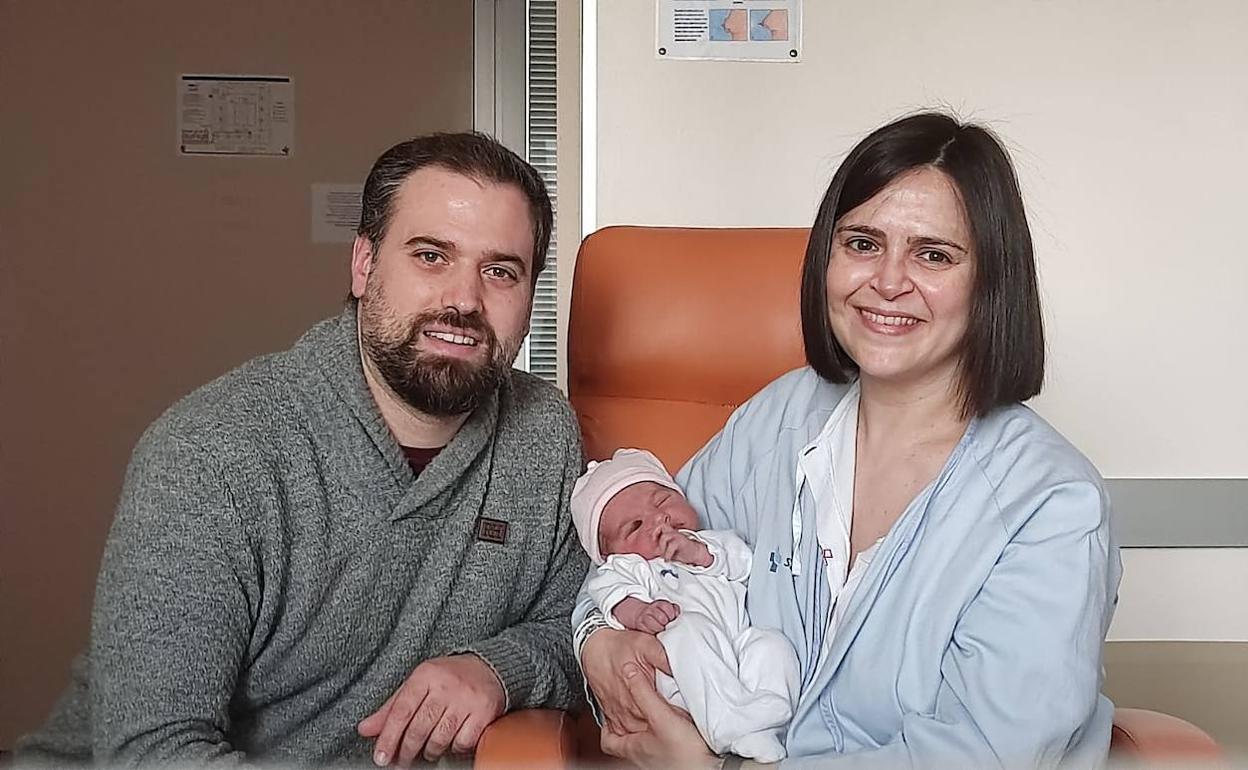 Francisco López y Amaya Buey, con la pequeña Inés, ha en la habitación del Hospital Río Hortega de Valladolid. EL NORTE