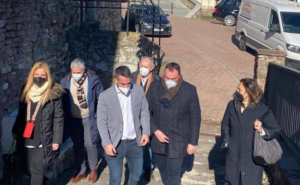 Barbón, acompañado de dirigentes socialistas palentinos, en su visita a la Montaña Palentina este domingo. 