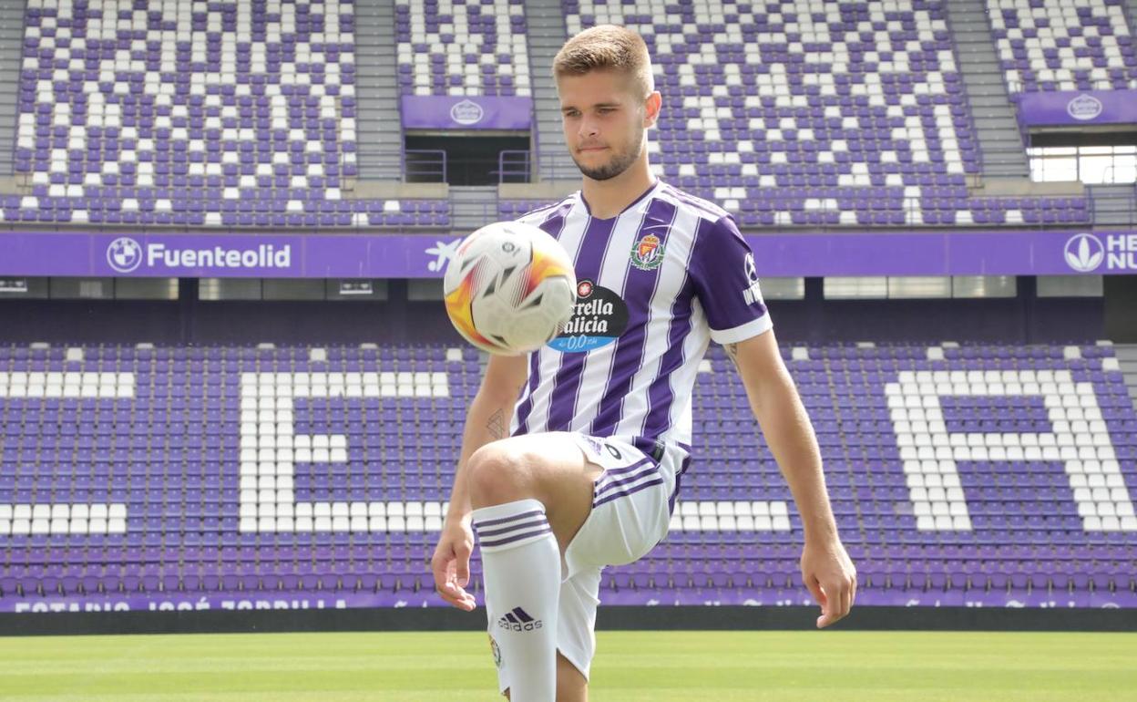 Queirós da toques con el balón en septiembre, el día de su presentación en el estadio. 