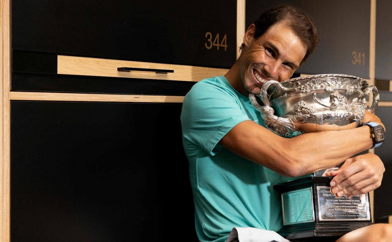 Nadal abraza la copa del Abierto de Australia.