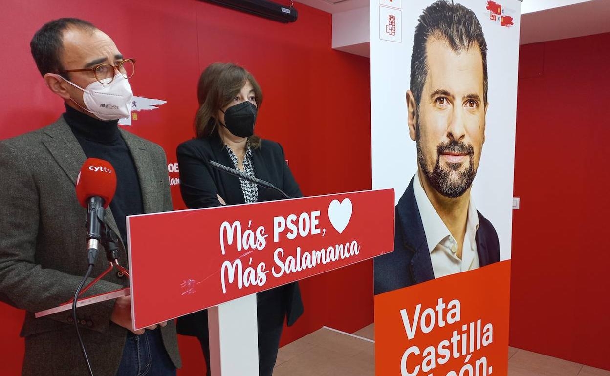 David Serrada, secretario general del PSOE de Salamanca junto a la candidata a Cortes Carmen García. 