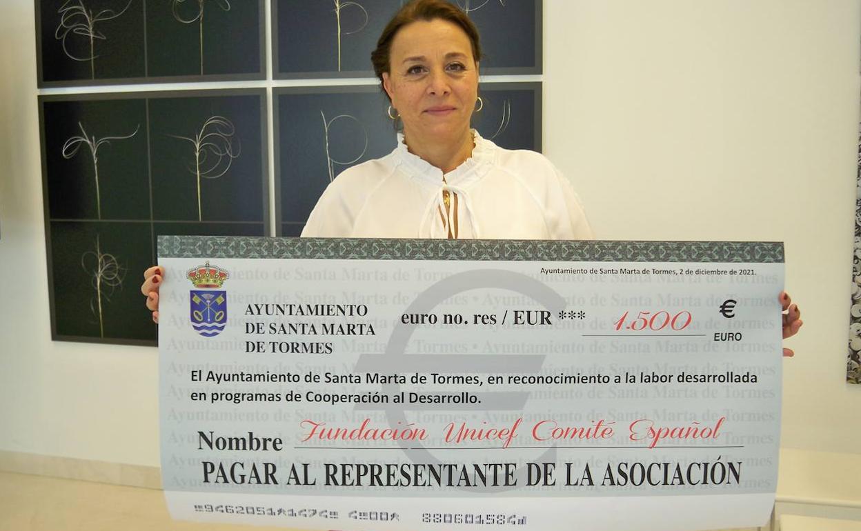 Cheque del Ayuntamiento de Santa Marta de Tormes a UNICEF. 