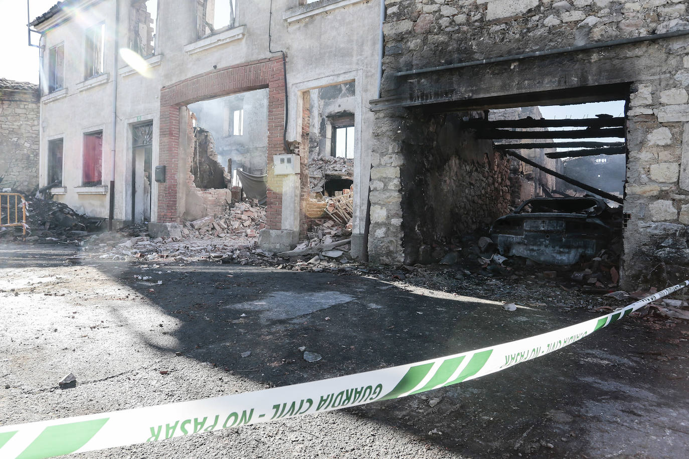 Resultado del incendio en una vivienda en la provincia de León, donde ha muerto una persona. 