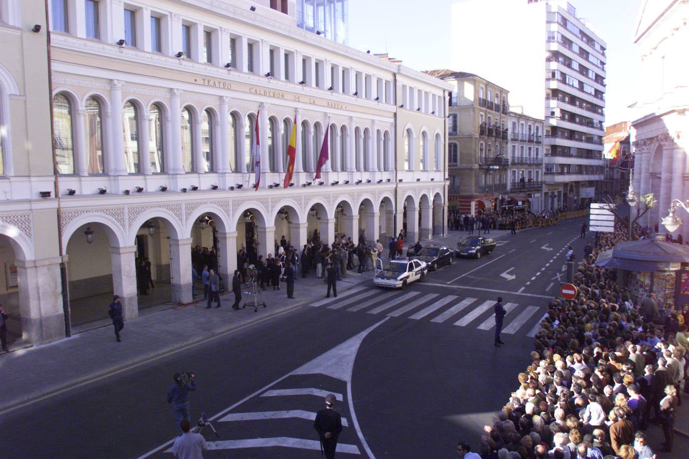 El último episodio relevante tuvo lugar el 9 de abril de 1999, cuando, tras más de tres años de obras de rehabilitación, el Calderón reabrió sus puertas con un remozado escenario, una mejor distribución del espacio y una amplia sala principal con una lámpara realizada por la Real Fábrica de Vidrios de La Granja de San Ildefonso. La Reina doña Sofía presidió el reestreno.