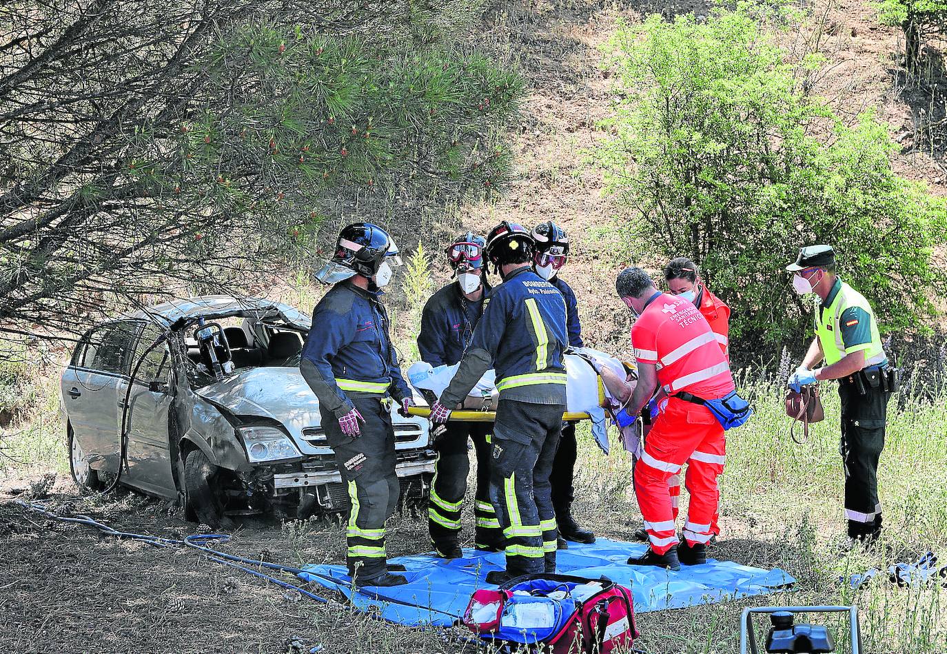 Un grupo de bomberos de la capital atiende a un herido en un accidente en Torquemada, el pasado mes de junio. 