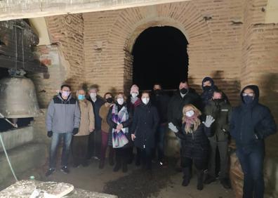 Imagen secundaria 1 - Diversos momentos de la velada en el campanario de la iglesia de Santa Eufemia.