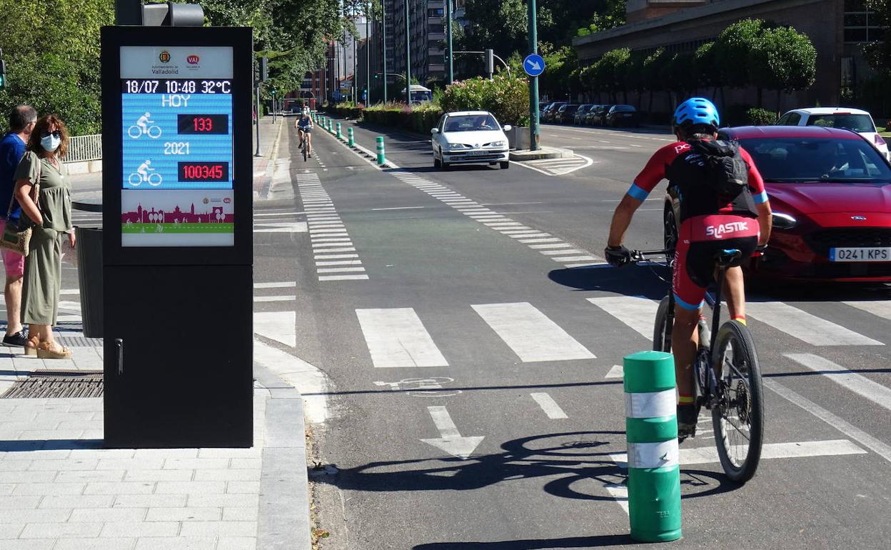 Contador de ciclistas y patinetes del carril bici del paseo de Isabel la Católica. 