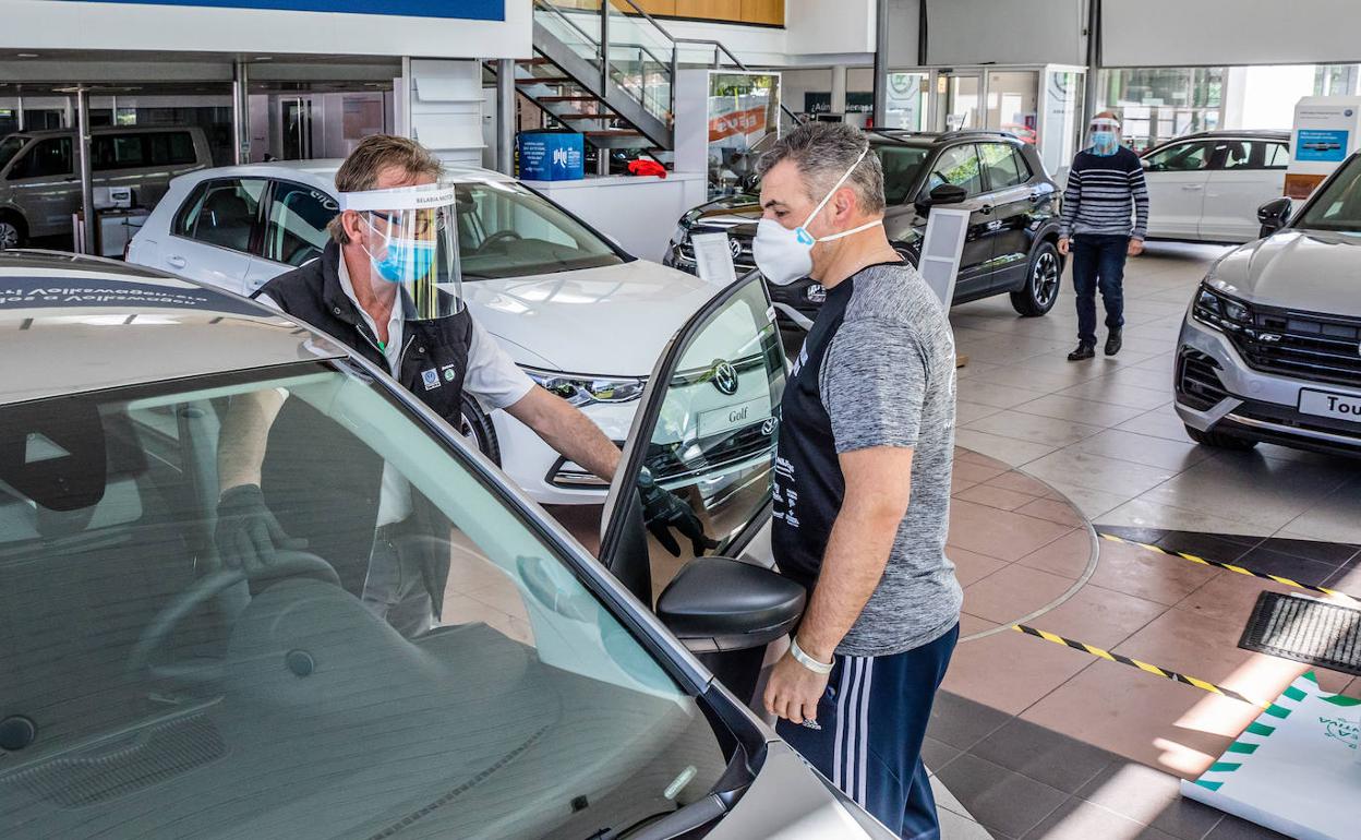 Cliente en un concesarionario de coches. 