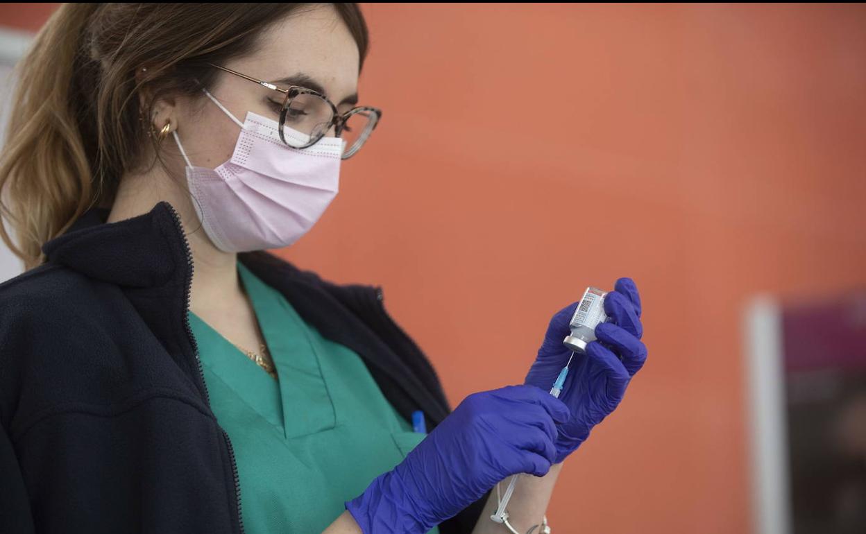 Una enfermera prepara una dosis de la vacuna en el Centro Cultural Miguel Delibes de Valladolid. 
