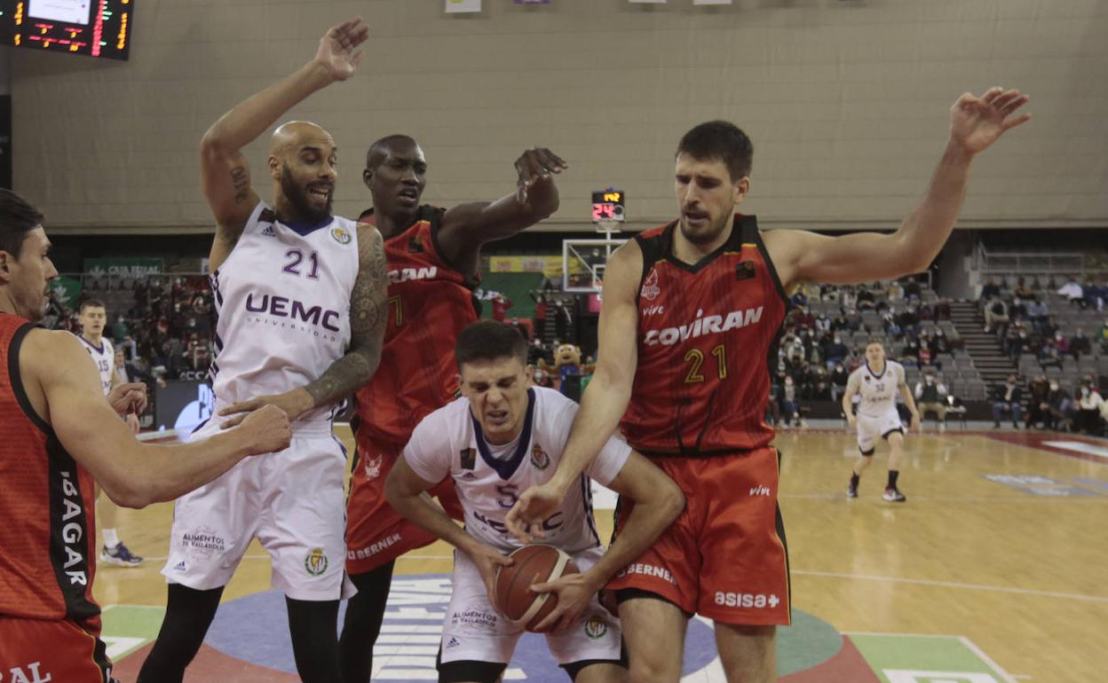 García-Abril trata de levantar el balón ante la oposición de Iriarte y Niang. 